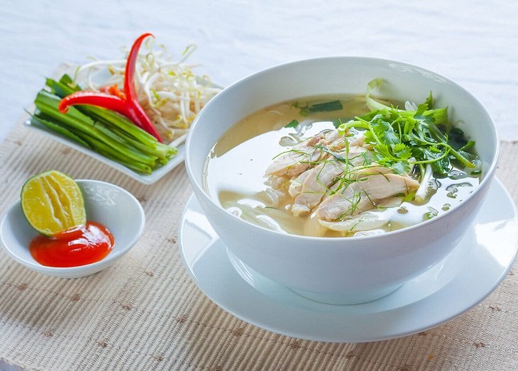 Phở gà là một lựa chọn tốt cho bé