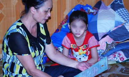 Bé gái vô danh 7 năm theo mẹ ăn xin trên cầu Thanh Trì đã được khai sinh, bà ngoại rưng rưng ngày đầu tiên dắt tay cháu tới trường