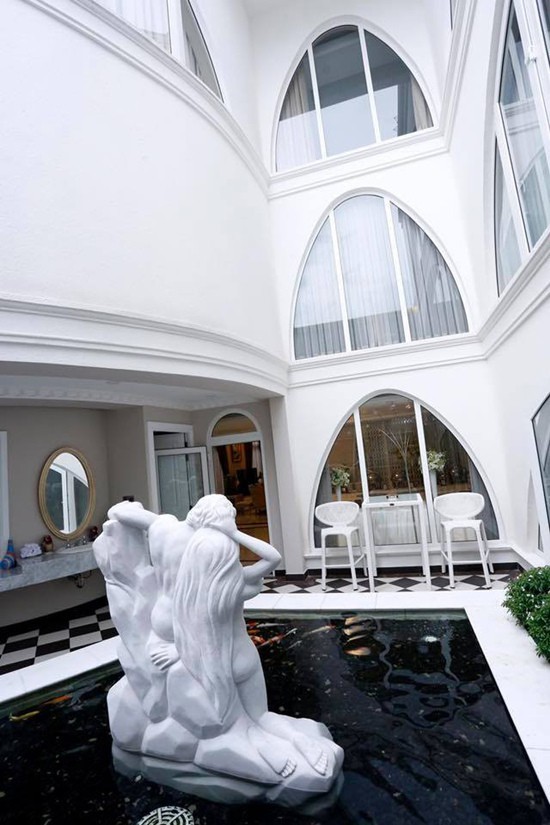 Cuộc sống siêu giàu của hoa hậu giữ vương miện suốt 28 năm - 2 Cuộc sống siêu giàu của hoa hậu giữ vương miện suốt 28 năm - 2