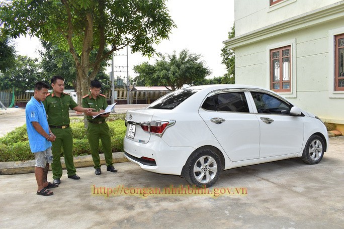 Bắt nóng kẻ nghiện ma túy siết cổ, cướp taxi trong đêm - Ảnh 2.