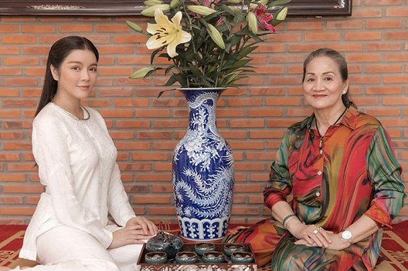 Lý Nhã Kỳ bên mẹ ruột.