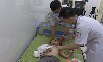 Bé gái 6 tuổi bị bố đẻ bạo hành dã man ở Bắc Ninh: Nhiều lần bị đánh đập nhưng không ai dám can ngăn, bị nhốt trong nhà vì sợ đến trường lộ vết thương?