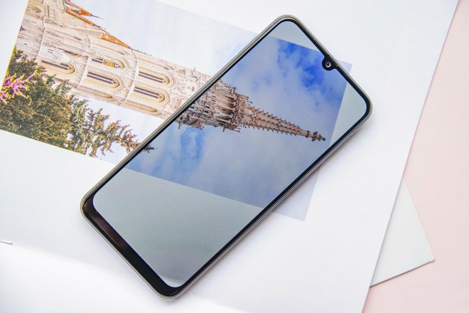 Những smartphone giá rẻ có màn hình lớn, pin khỏe - 1