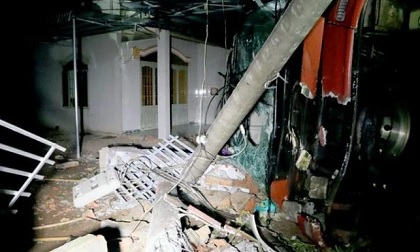 Xe giường nằm tông sập nhà dân, nhiều người bị thương