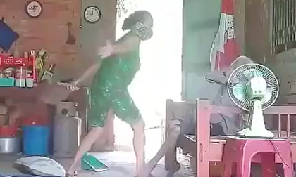 Long An: Công an vào cuộc vụ cụ bà bị con gái đánh đập, đổ phân lên đầu