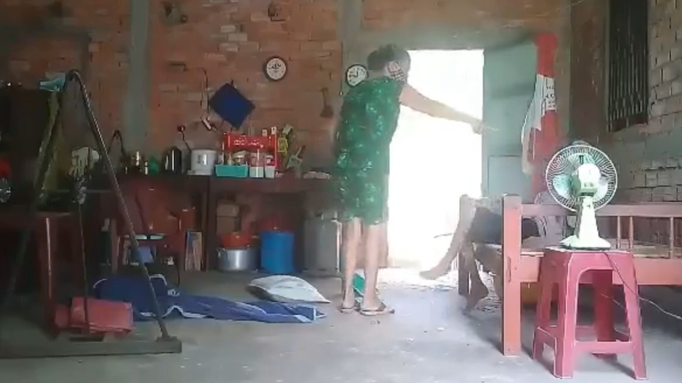 Long An: Công an vào cuộc vụ cụ bà bị con gái đánh đập, đổ phân lên đầu