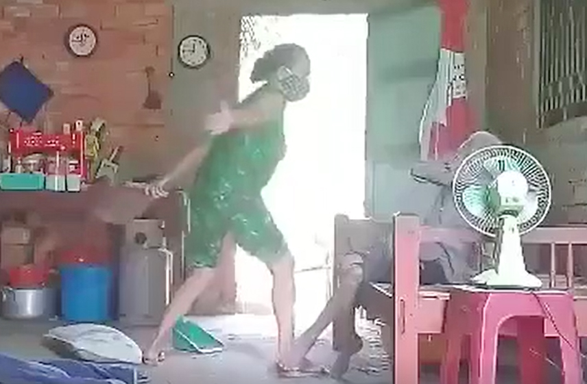 Long An: Công an vào cuộc vụ cụ bà bị con gái đánh đập, đổ phân lên đầu