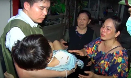 Khởi tố vụ án bố đẻ bạo hành dã man con gái 6 tuổi ở Bắc Ninh, bắt tạm giam người tình của bố