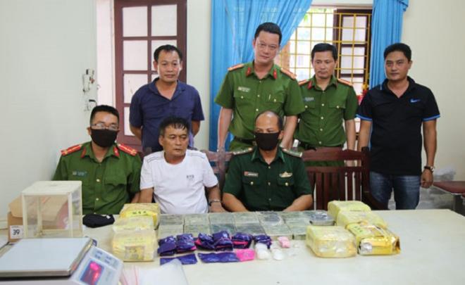 Bốn anh em họ ở Nghệ An rủ nhau mua bán 13 bánh heroin - 1
