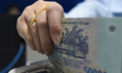 Nhân viên ngân hàng trước 'cơn bão' giảm lương thưởng