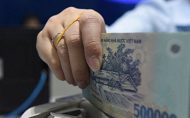 Nhân viên ngân hàng trước 'cơn bão' giảm lương thưởng