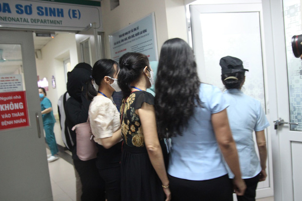 Bé trai bị bỏ rơi ở khe tường xuất viện: Mẹ lóng ngóng nhận con, phải hướng dẫn từ cách bế đến cho ăn uống Bé trai bị bỏ rơi ở khe tường xuất viện: Mẹ lóng ngóng nhận con, phải hướng dẫn từ cách bế đến cho ăn uống