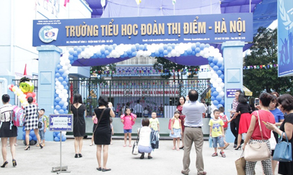 Học sinh lớp 3 bị bỏ quên trên xe đưa đón