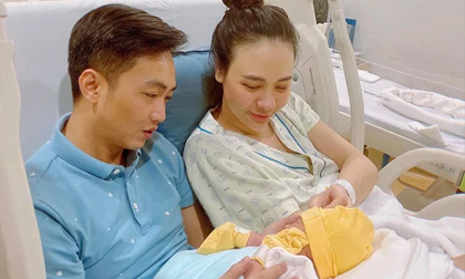Đàm Thu Trang hé lộ hình ảnh của con gái, mới hơn 1 tháng tuổi mà bụ bẫm đáng yêu vô cùng