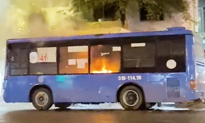 Xe buýt ở Sài Gòn bốc cháy ngùn ngụt, gần 20 hành khách hoảng loạn tháo chạy thoát thân