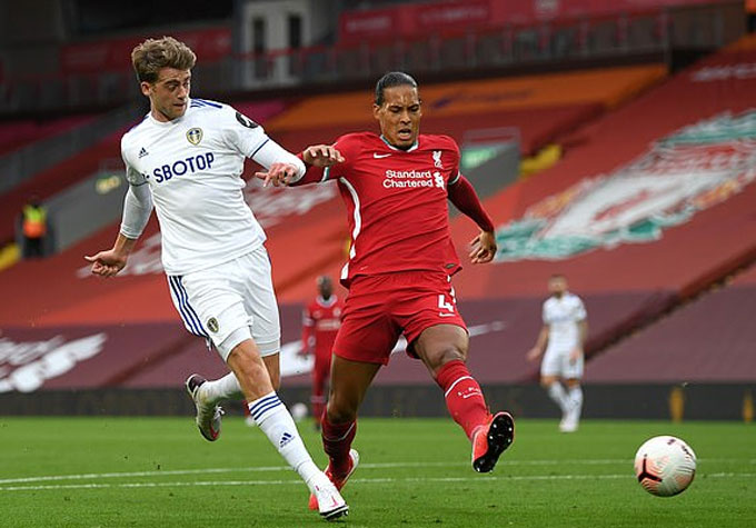 Salah lập hattrick, Liverpool thắng nghẹt thở trong ngày mở màn Ngoại hạng Anh
