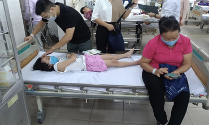 Hơn 20 trẻ nhập viện vì nôn ói, tiêu chảy sau bữa ăn tại trường tiểu học, hàng chục học sinh khác biểu hiện bất thường