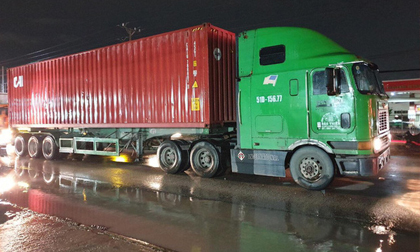 Sụp ổ gà ngã xuống đường đúng lúc xe container đi tới, bé gái 3 tuổi tử vong thương tâm