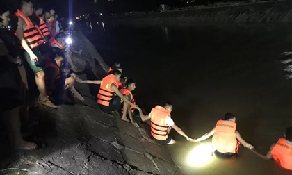Ông đèo theo 3 cháu nội ngoại, 2 cháu và ông rơi xuống kênh tử vong thương tâm