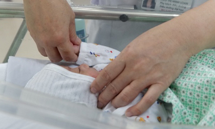 Bé sơ sinh là thai nhi 31 tuần tuổi bị phá bỏ xuất viện, về tổ ấm mới