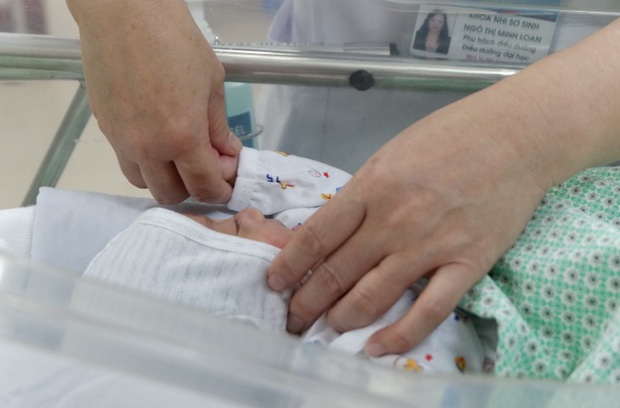 Bé sơ sinh là thai nhi 31 tuần tuổi bị phá bỏ xuất viện, về tổ ấm mới - Ảnh 1. Bé sơ sinh là thai nhi 31 tuần tuổi bị phá bỏ xuất viện, về tổ ấm mới - Ảnh 1.