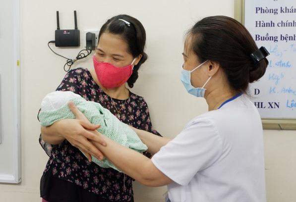 Bé sơ sinh là thai nhi 31 tuần tuổi bị phá bỏ xuất viện, về tổ ấm mới - Ảnh 3. Bé sơ sinh là thai nhi 31 tuần tuổi bị phá bỏ xuất viện, về tổ ấm mới - Ảnh 3.