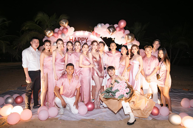 Ngọc Trinh hở bạo trong tiệc mừng sinh nhật - Ảnh 2.