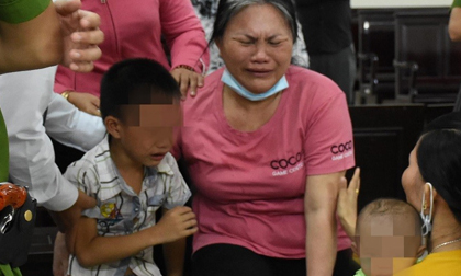 Nghẹn lòng cảnh cậu bé 5 tuổi khóc trong phiên tòa xét xử mẹ tội mua bán người