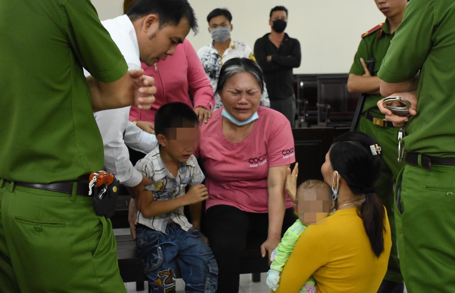 Nghẹn lòng cảnh cậu bé 5 tuổi khóc trong phiên tòa xét xử mẹ tội mua bán người - Ảnh 3.