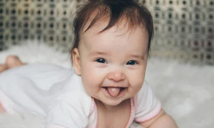 Trẻ hay lè lưỡi có thể là dấu hiệu cảnh báo căn bệnh nguy hiểm
