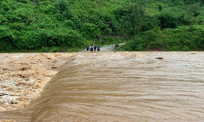 Đi xe máy qua cống tràn, 1 phụ nữ bị lũ cuốn trôi