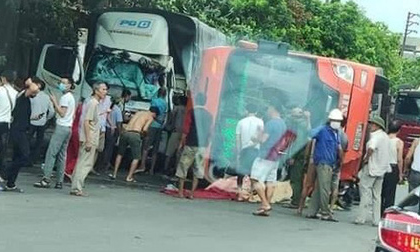 Ninh Bình: Xe khách mất lái lật giữa quốc lộ, đè tử vong cụ bà đi xe đạp điện