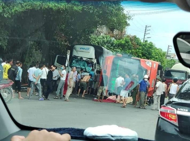 Ninh Bình: Xe khách mất lái lật giữa quốc lộ, đè tử vong cụ bà đi xe đạp điện