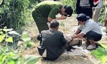 Nghịch tử dùng búa sát hại cha rồi ra vườn cố thủ khi Công an vây bắt