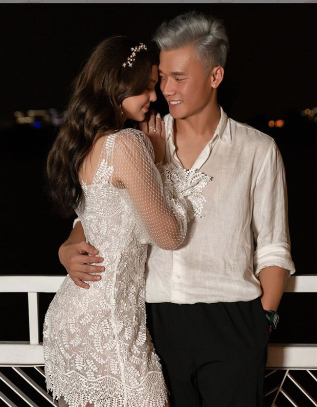'Tan chảy' khoảnh khắc Bùi Tiến Dũng và bạn gái Tây diện đồ đôi, tình tứ tại nhà riêng - 1