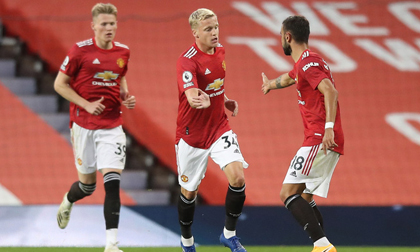 Tân binh de Beek lập công, Man United thua thảm ở Old Trafford
