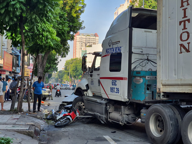 TP.HCM: Kinh hoàng container lao qua dải phân cách, tông nát xe BMW và cuốn nhiều xe máy vào gầm
