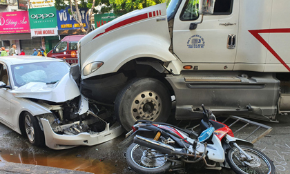 TP.HCM: Kinh hoàng container lao qua dải phân cách, tông nát xe BMW và cuốn nhiều xe máy vào gầm