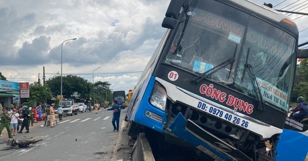 Tránh xe máy băng qua đường, xe khách tông chết người rồi lao lên dải phân cách
