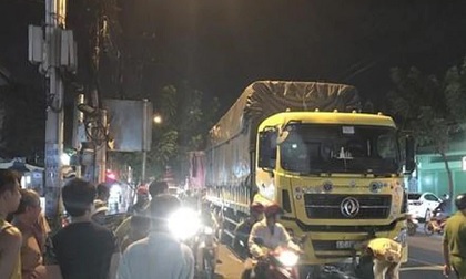 Đón con đi học về, bị xe cuốn vào gầm, cha tử vong con bị thương