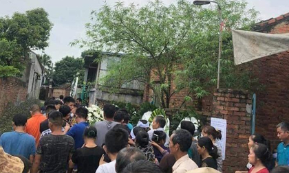 Thương tâm nam thanh niên bị sét đánh tử vong khi vừa sạc pin vừa dùng điện thoại