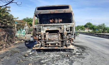 Xe đầu kéo bất ngờ bốc cháy khi lưu thông trên Quốc lộ 1A