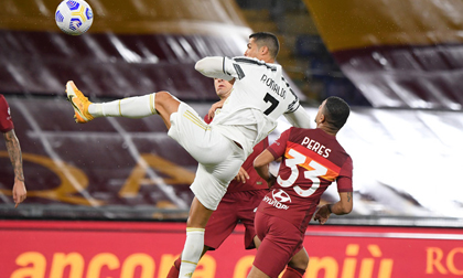 Ronaldo lập cú đúp giúp Juventus thoát thua