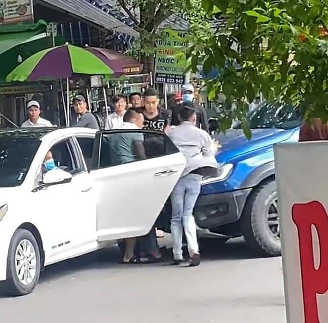 Nhóm thanh niên bắt cóc người giữa đường, đập phá ô tô ở Sài Gòn bị bắt - Ảnh 2.