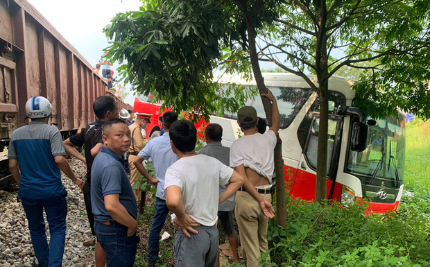 Vụ tàu hoả va chạm xe 45 chỗ đưa đón học sinh: Người dân nhắc tàu sắp đến, tài xế vẫn cố tình đi qua