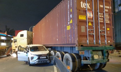 Xe container húc văng giải phân cách, tông 2 ôtô trên phố Sài Gòn
