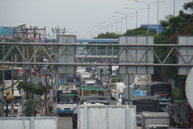 Xe container nát đầu vì húc đuôi ô tô tải, tài xế mắc kẹt gào thét kêu cứu - 3 Xe container nát đầu vì húc đuôi ô tô tải, tài xế mắc kẹt gào thét kêu cứu - 3