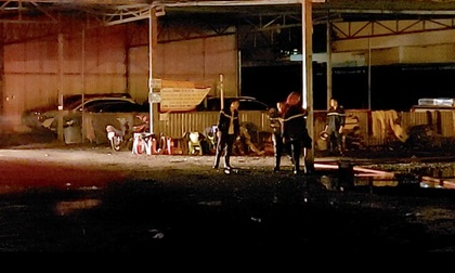 Cháy bãi xe trong đêm, người dân hoảng hốt ôm tài sản tháo chạy