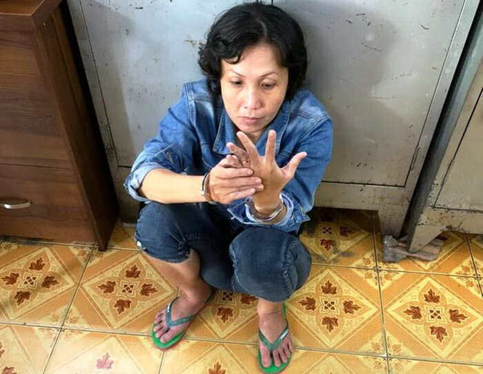 Bắt người mẹ 'xui' con ăn trộm tiền của bà cụ bán bán tạp hóa vỉa hè