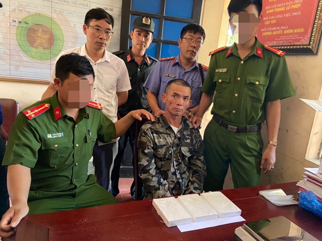 Bắt quả tang đối tượng vận chuyển 3 bánh heroin, 10.000 viên ma túy tổng hợp